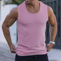 Vue détaillée d'un débardeur en maille côtelée rose montrant sa coupe ajustée - Rose