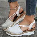 Detalle de sandalias de cuña blancas con punta redonda y cómoda suela de plataforma - Blanco