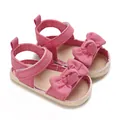 Primer plano de sandalias rosas para bebé niña con un lazo grande y suela antideslizante - Rosa rojo