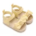 Primer plano de sandalias amarillas de verano para bebé con lazo suave y cierre de velcro - Amarillo Limón