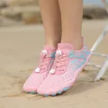 Scarpe da acqua rosa da esterno con accenti blu e rete su sfondo di spiaggia sabbiosa - 36 / A561 Rosa