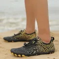 Scarpe da acqua outdoor maculate con tessuto ad asciugatura rapida e protezione per le dita - 35 / Nero & Oro (A560)