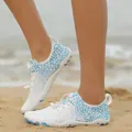 Scarpe da scoglio leggere bianche e blu con motivo a nido d'ape per attività in spiaggia - 35 / Bianco e Blu (A560)