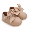 Vue détaillée des chaussures de princesse pour bébé en cuir PU souple avec un nœud - Abricot