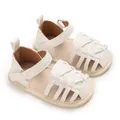 Vue détaillée de sandales tressées blanches pour bébés avec semelles en caoutchouc souple - Blanc