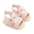 Detailansicht rosa Baby-Sandalen mit weicher Sohle, Fransen und Schleifenakzent - Rosa