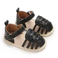 Vue détaillée de sandales noires tissées pour bébé avec semelles beiges souples et scratch - Noir