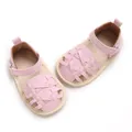 Vue rapprochée détaillée de chaussures d'été roses pour bébé avec semelles souples. - Rose