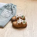 Detailansicht brauner Wildleder-Sneaker für Kleinkinder mit weißen Schnürsenkeln - Größe 16 (Innenlänge 12cm) / Gelb