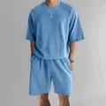 Vista detallada del conjunto deportivo de camiseta y pantalones cortos de felpa azul - S / Top Y Pantalón / Azul claro