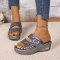 Stijlvolle dames slippers met sleehak en plateau met glitterbandjes voor de zomer - 38 / Slides met kruisbandjes / Zilverijs