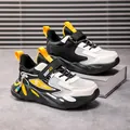 Baskets de course durables pour garçons en noir et gris avec des accents jaunes vifs - Surface en Cuir Noir Bleu
