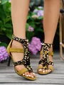 Detalle de sandalias peep-toe verde oliva con lentejuelas doradas y cremallera trasera. - Amarillo