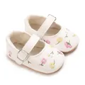Primer plano de zapatos blancos para bebé niña con bordado floral y cierre de hebilla - Blanco
