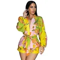 Vista dettagliata della tuta in lino a fiori da donna con maniche lunghe e collo a scialle - Taglia S / Set / Giallo