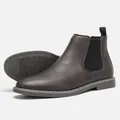 Vue détaillée de profil et de la semelle antidérapante des bottines Chelsea classiques pour hommes - Brun Foncé (KD5408)
