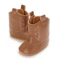 Detailansicht der braunen Baby-Cowboystiefel aus PU-Leder mit weißen Ziernähten. - Innenlänge 11cm / Bestickter Cowboy-Stil (E-169) / Braun