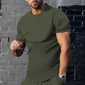 Primo piano di una maglietta a maniche corte girocollo verde militare su un modello - Taglia S / Top / Verde militare