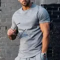 Dettaglio di una maglietta grigia da uomo a girocollo con una vestibilità comoda e casual - Taglia S / Top / Grigio chiaro