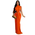Detalle de un vestido largo sexy naranja sin mangas con abertura en la cintura y drapeado - Naranja
