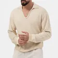 Detailansicht eines cremefarbenen Waffelstrick-Poloshirts für Herren mit entspanntem Kragen - Aprikose