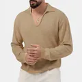 Detailansicht eines khakifarbenen Waffelstrick-Langarm-Poloshirts für Herren mit V-Ausschnitt - Khaki