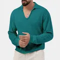 Detailansicht eines blaugrünen Waffel-Poloshirts mit strukturiertem Stoff. - Denim-Blau