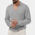 Detail eines grauen Waffelstrick-Langarm-Poloshirts mit strukturierter Textur und V-Ausschnitt - Hellgrau
