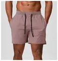 Detail van ademende heren sportshorts in mauve met een zwart trekkoord voor comfort - S / Bottoms / Stuifzandroze