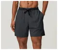 Detaillierte Vorderansicht der grauen, schnell trocknenden Sport-Shorts für Herren - Dunkles Carbongrau
