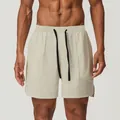 Atmungsaktive Herren Sport-Shorts in Creme mit Kordelzug für Laufen und Tennis. - Mandel