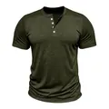 Primo piano della trama del tessuto slub verde oliva di una maglietta Henley a maniche corte - Taglia S / Top / Verde militare