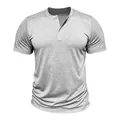 Vista frontale di una t-shirt Henley casual da uomo in cotone fiammato grigio chiaro - Taglia S / Top / Grigio