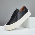 Sneaker platform in pelle nera premium con spessa suola bianca e design stringato. - 38 / Stile Nero (23682) / Nero