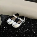 Vue détaillée de chaussures mary jane argentées pour petites filles sur paillettes - Argent
