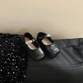 Vue détaillée des chaussures Mary Jane en cuir noir pour fillettes avec semelles souples - Noir
