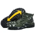 Atmungsaktive Tarnmuster-Watschuhe für den Außenbereich in Armeegrün und Weiß. - Militär-Camouflage