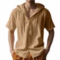 Nahaufnahme eines Herren-Kapuzenhemds aus Baumwollleinen in Khaki mit Knöpfen. - Erdgelb
