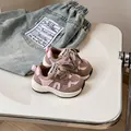 Dettaglio delle scarpe da passeggio per bambini rosa e marroni con rete traspirante - Rosa