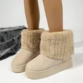 Detail van beige platform sneeuwlaarzen met zachte randen van imitatiebont voor de winter. - Khaki