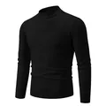 Vue détaillée de la texture en maille fine et du col montant du pull noir à coupe ajustée - M / Hauts / Noir
