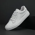 Photo de studio de sneakers en cuir blanc premium pour hommes au design épuré et élégant. - 38 / Blanc