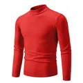 Vista detallada de un suéter de punto fino rojo para hombre con cuello alto y ajustado - Rojo