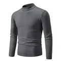 Gros plan d'un pull en tricot gris pour hommes avec col montant et coupe ajustée. - M / Hauts / Gris foncé