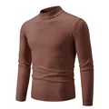 Detalle de un suéter de punto ajustado para hombre con cuello semialto en color marrón teja - Café