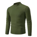 Vista detallada de un jersey de punto ajustado en verde oliva con cuello alto para hombre - Verde Militar