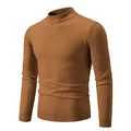 Vista detallada de un jersey de punto para hombre con cuello semi-alto en marrón. - Caramelo