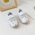 Witte babyloopschoentjes met zachte zool, rode geborduurde hartjes en klittenband - Geborduurd Hart Stijl