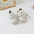 Vue détaillée de chaussures pour bébé couleur crème avec tête d'ours mignonne - Chaussures en Cuir Ours
