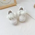 Vue détaillée de chaussures de marche souples pour bébé avec fleurs en mousseline - Chaussures en Tissu à Dentelle